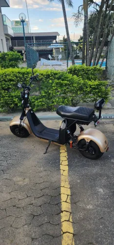 Scooter elétrica com cadeirinha de criança