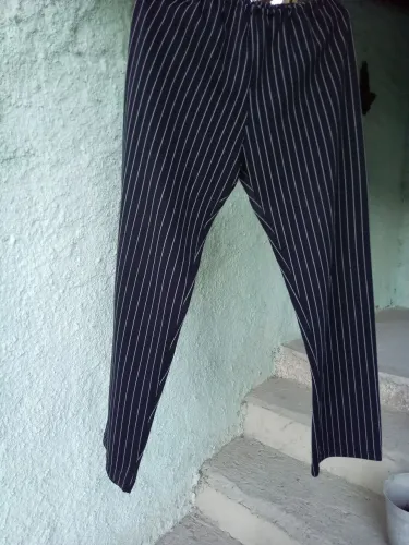 Calça Preta com listras branca