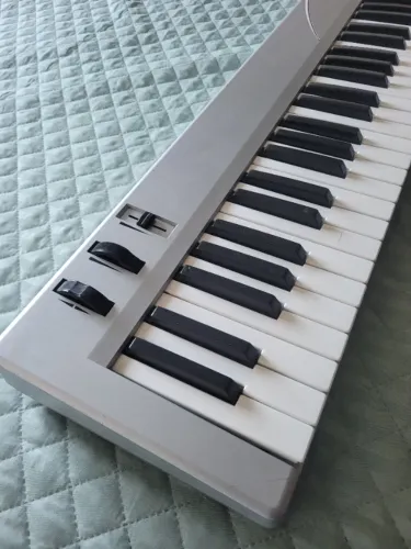 Teclado Controlador MIDI 5 Oitavas (61 Teclas) + Cabo USB