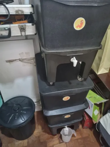 Vendo Composteira Humi 3 caixas digestoras com rodas +uma base coletora extra ( Usada )