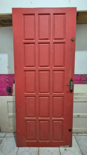 Porta de madeira maciça com ferragem