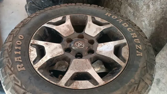 Aro 18 Original Hilux + 4 Pneus Seminovos