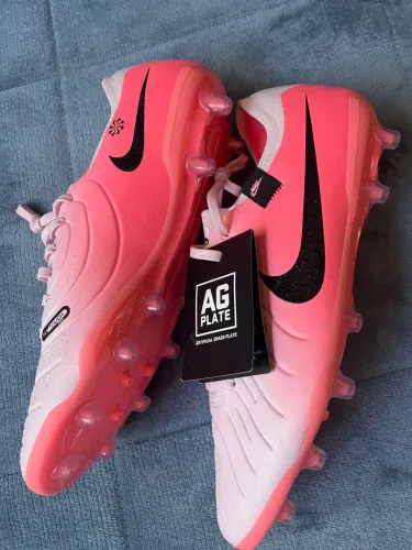 Chuteira Nike Tiempo Legend AG Plate Pro- Nova (Tamanho 11) - Rosa
