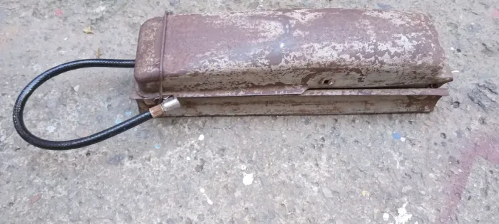 Máquina de encher pneu antiga 