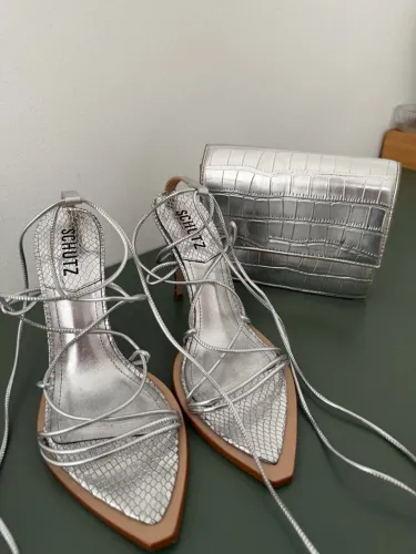 Sandália prata schutz 36