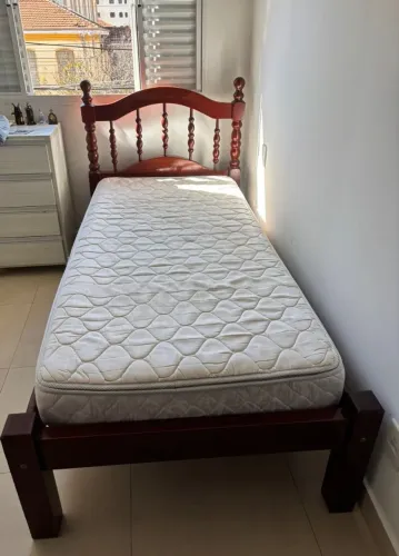 Cama de madeira com colchão de solteiro