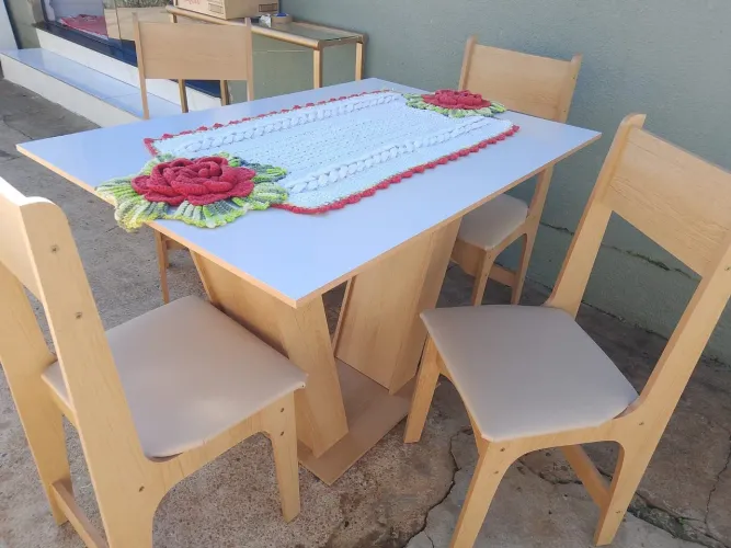 A venda uma linda ? mesa 4 cadeiras nova so foi montada