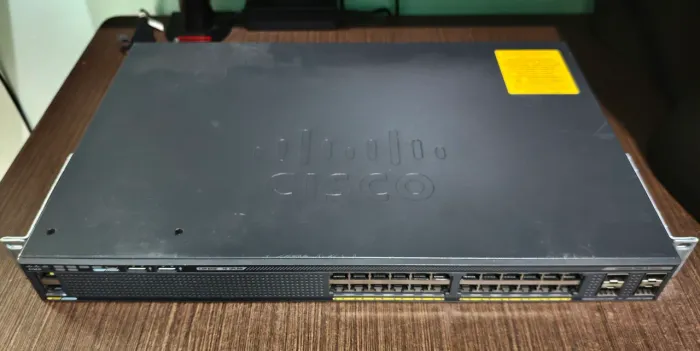 Switch de rede empresarial Cisco 2960-X com 24 portas gigabit + 4 portas SFP gigabit.
