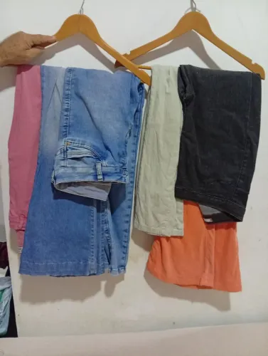 6 calças 1 beje, 1 laranja,1 preta,1 rosa claro,2 Jens  com os números 40 e 42 por 30cada.