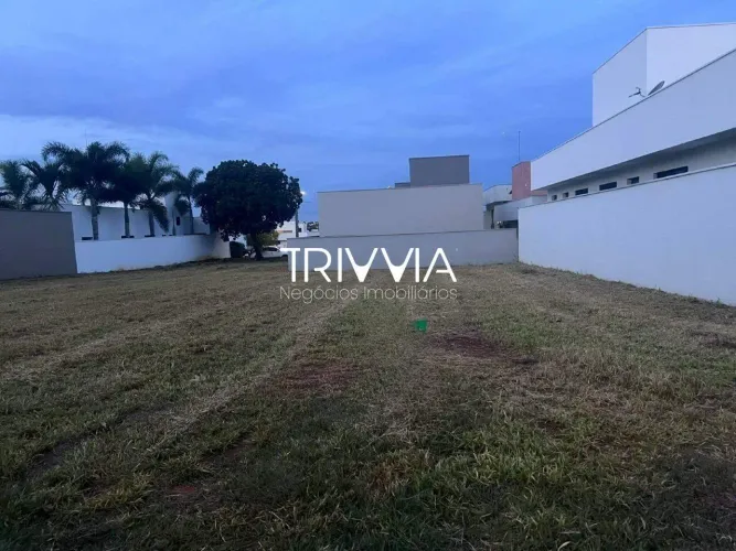 Lote á Venda no Condomínio Splendido