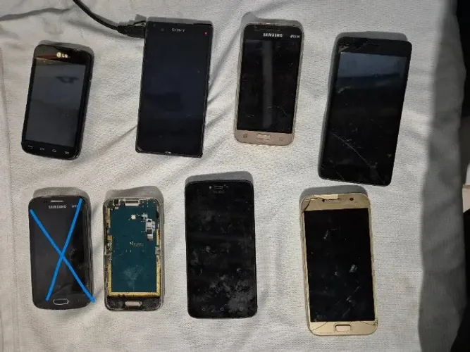 Lote de Smartphones com defeito, para retirada de peças - 7 unidades
