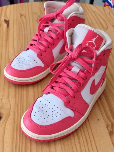 Nike Air Jordan 1 Mid "Strawberries and Cream"
