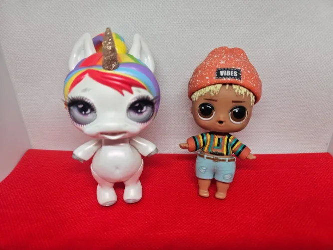 Unicórnio branco com chifre brilhante e boneco L.O.L. Surprise! Boy