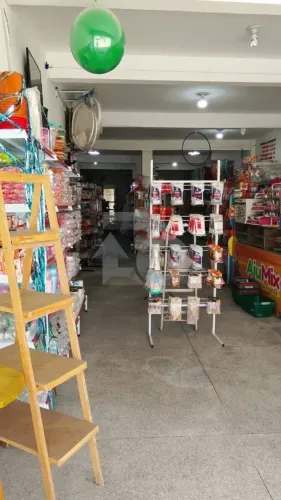 Ponto Comercial no Jardim Centenário com Salão de 180m² e Quintal