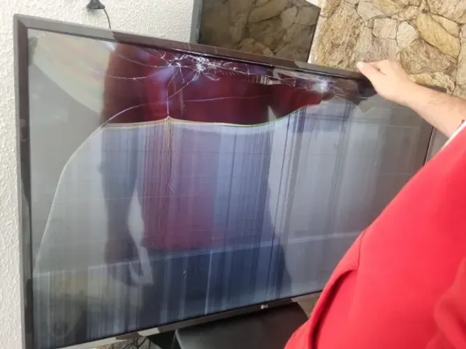 LG 43UK6310PSE 43'' 4K Smart TV - Tela Quebrada - Para Peças