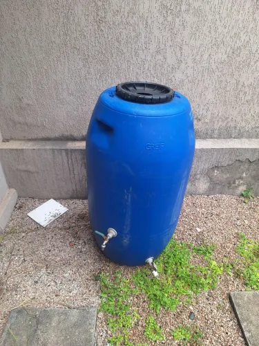 Venda tambor 250 litros com torneira para saída de água. 