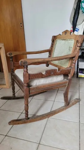 Cadeira de Balanço de Madeira
