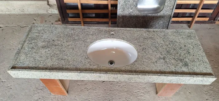 Lavabo Balcão em Marmore Novinho mede 1.50m X 0,50