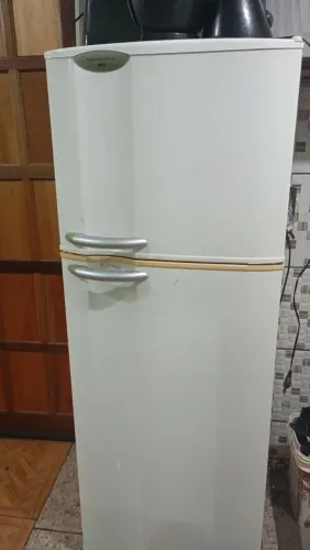 Vende - se geladeira 750,00