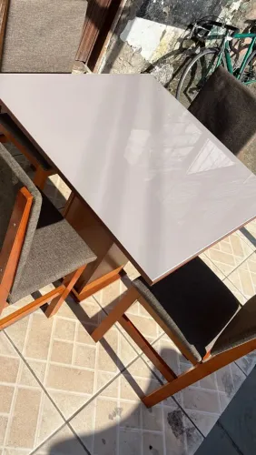 Vendo mesa com 4 cadeiras