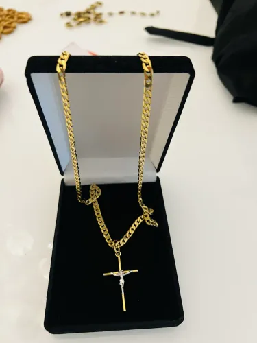 Corrente em aço banhada a ouro com crusifixo