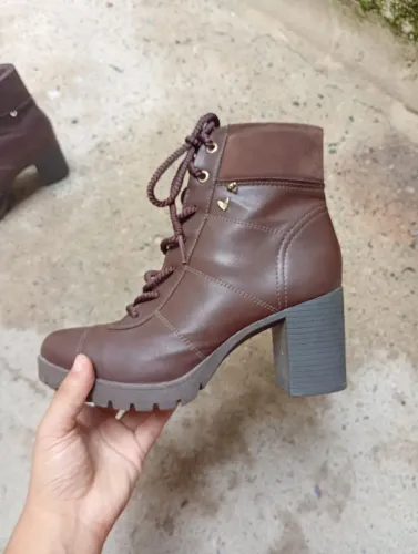 Bota marrom
