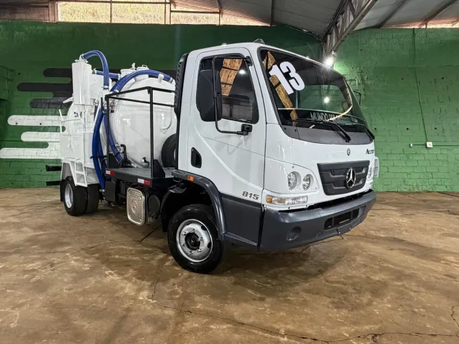 Caminhão limpa fossa e banheiro químico MB Accelo 815