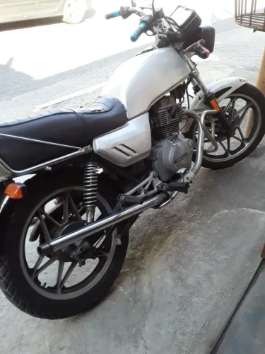Moto CB 400 em bom estado