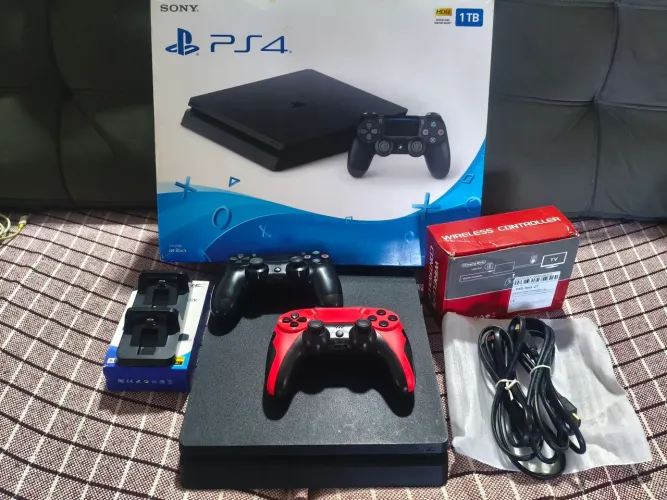 Playstation 4 desbloqueado SSD 1 terá, 2 controles originais.