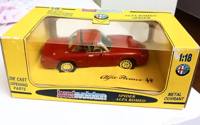 Miniatura Alfa Romeo Spider, escala 1:18, fabricada pela Jouef Evolution 