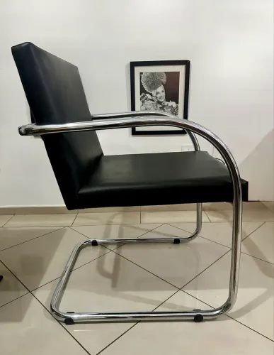 Cadeira Tok&Stok modelo BRNO estrutura tubular