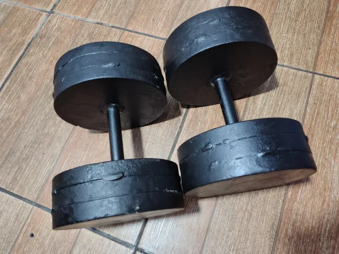 Halteres ferro maciço de 50kg cada. 