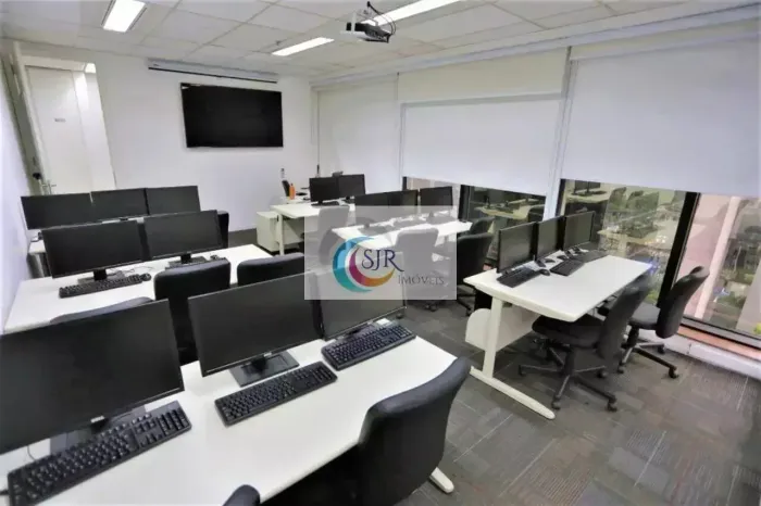 Andar comercial com 413 m² de área útil, MOBILIADO, recepção, piso elevado parte em carpet