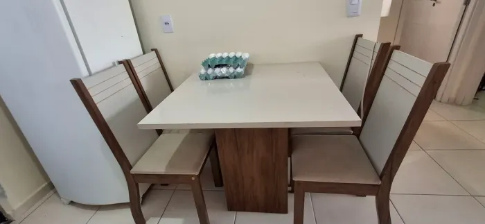 Mesa de Jantar com 4 cadeiras