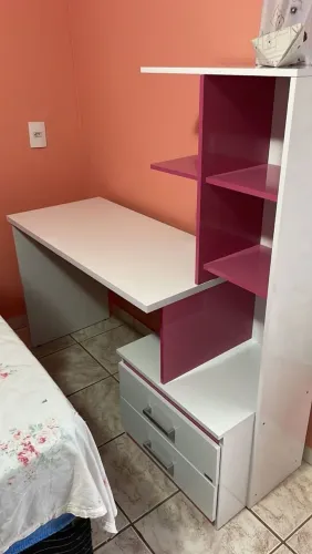 Escrivaninha rosa para sair rápido