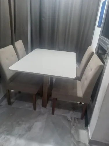 Mesa com 4 cadeiras