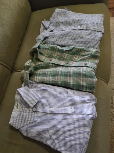 Três camisas xadrez tamanho P. 25 reais
