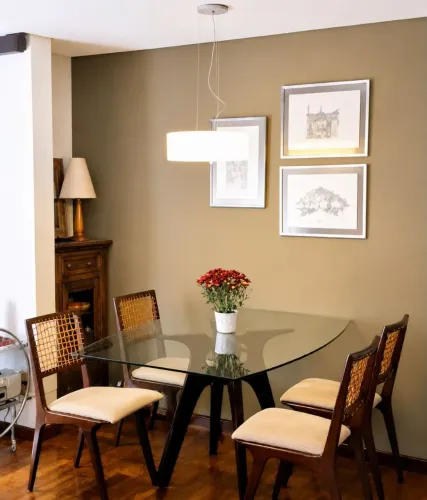 Conjunto de mesa e 4 cadeiras, em madeira maciça e couro natural