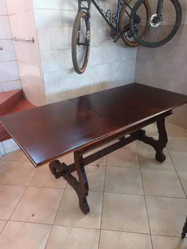 Mesa cadeira e armário antigos