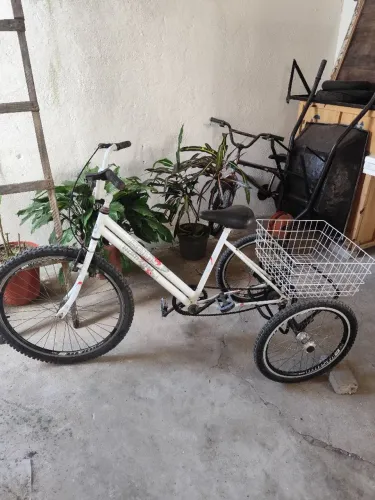 uma bicicleta triciclo