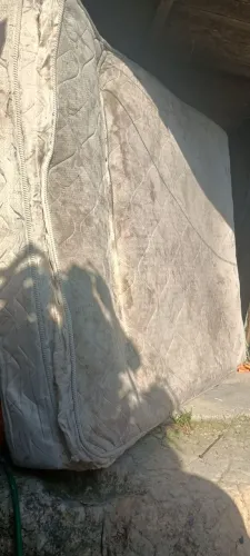 Colchão Queen com avaria