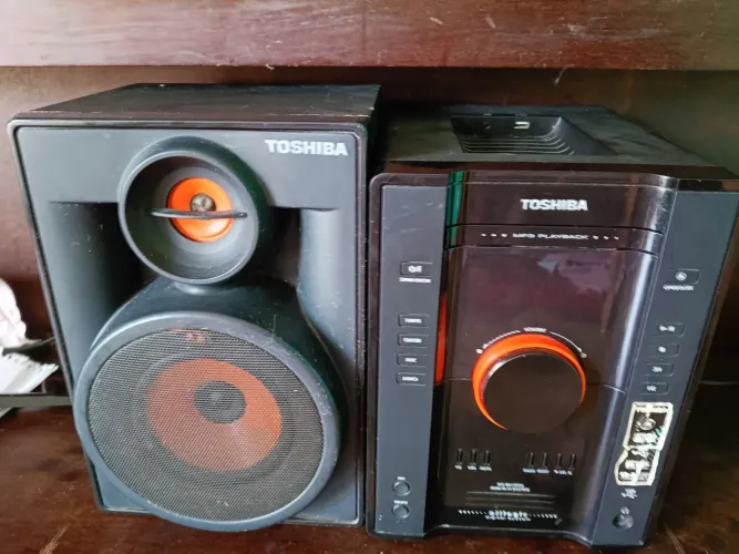 Aparelho de som retrô  Toshiba,com MP3,USB,CD e rádio , funciona tudo menos o CD