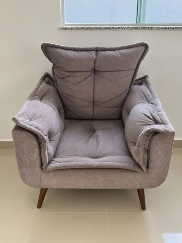 Poltrona Decorativa Cinza com Pés de Madeira
