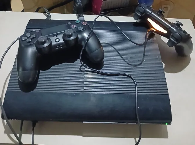 PlayStation 3 Super Slim + 2 Controles e Cabos - Muito Conservado