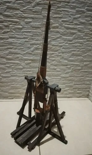 Maquete Realista Catapulta Medieval - Artesanal (74cm Altura)<br>
