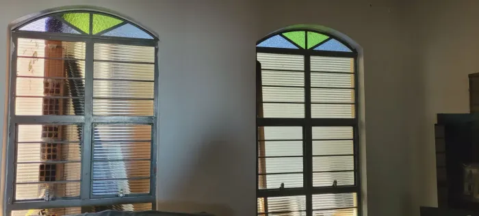 Dois Vitrôs de Ferro - Modelo Arco com Grade Integrada