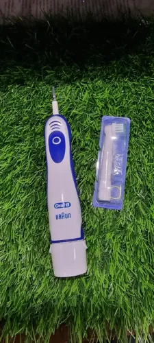 Escova de Dentes Elétrica - Braun Oral B (Impecável) com refil novo