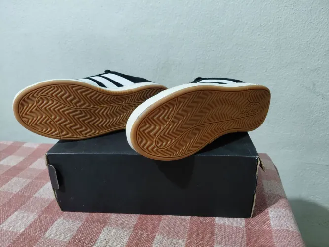 Tênis adidas preto camurça