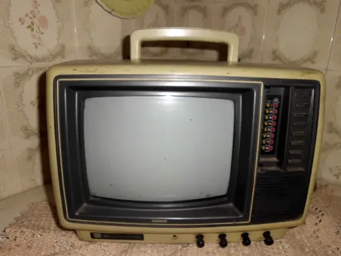 Tv antiga - marca Semp pra colecionador 13 polegadas, no estado, cor bege, com marcas de u