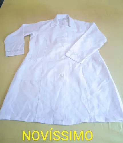 Jaleco top novíssimo de brinde um sapato branco ler descrição toda